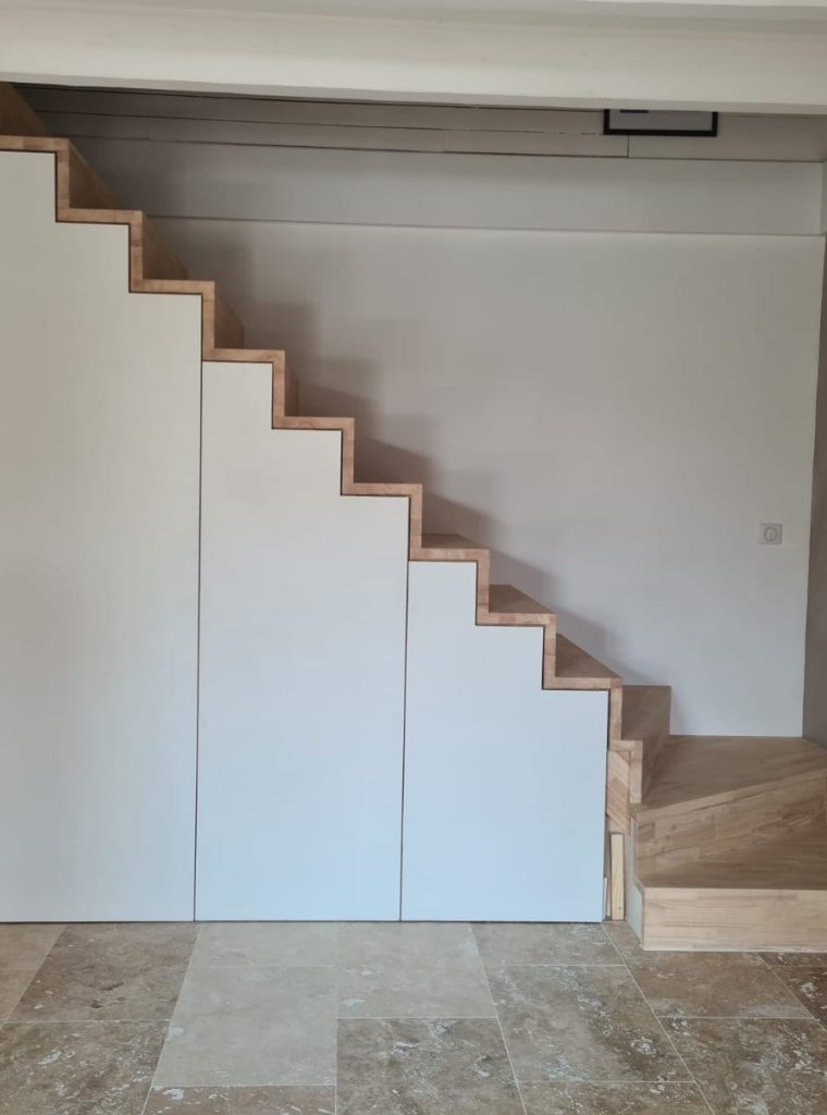 escalier hévéa avec aménagement